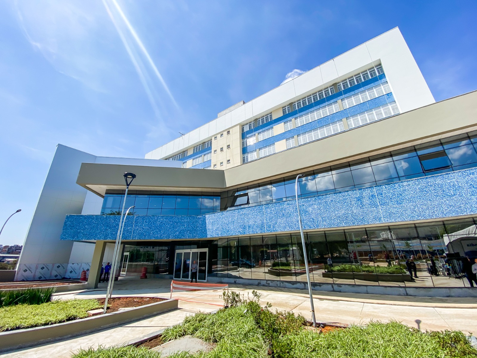A foto, uma visão panorâmica do hospital Brasilândia, mostra uma fachada com vidros espelhados e revestimento azui